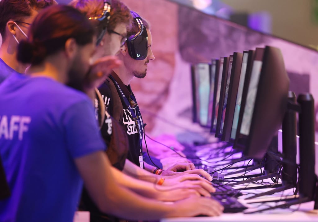 Messebesucher testen ein Computerspiel bei der Gamescom. (Archivbild)