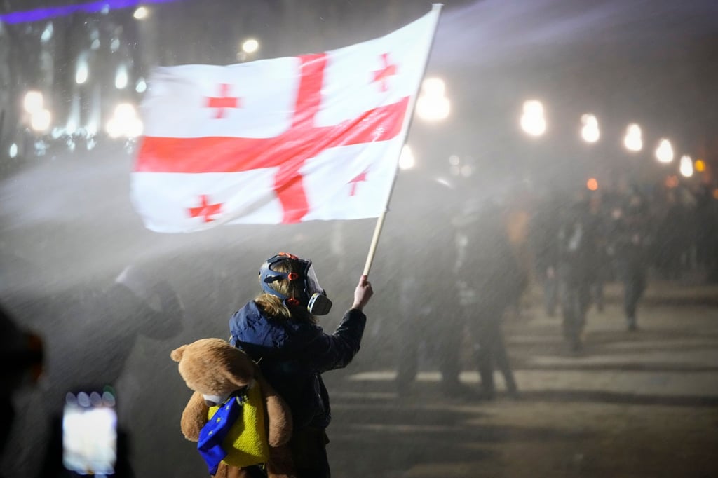 Die gewaltsamen Proteste in Georgien gegen eine Entscheidung der Regierung halten an.