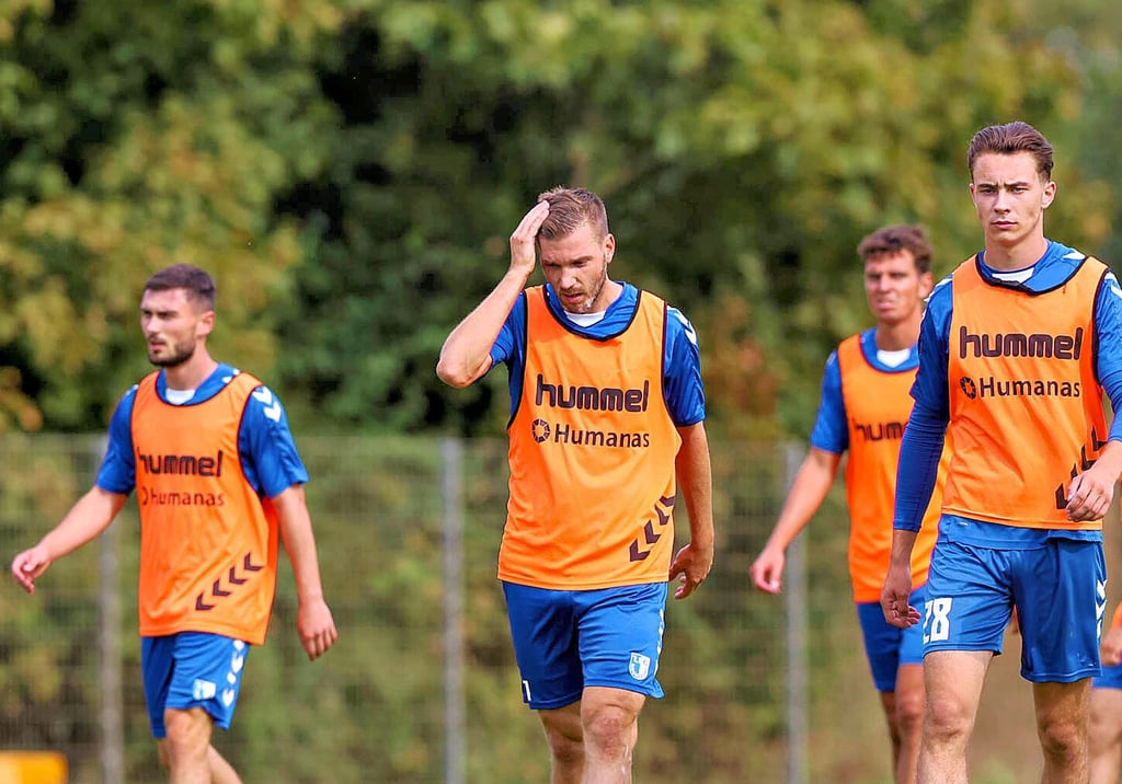 Robert Leipertz (M.) ist in dieser Saison noch ohne Einsatz.