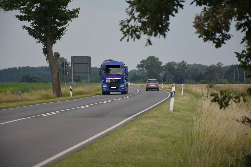 Auf der Bundesstraße 1 ist es im Bereich von Burg zu einem Unfall mit mehreren Fahrzeugen gekommen.