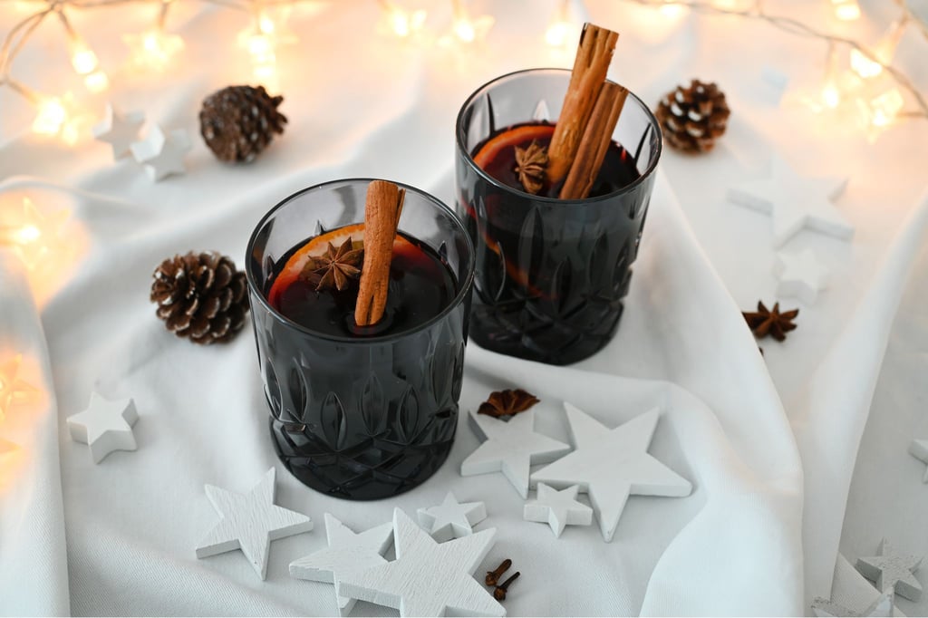 Im selbst gemachten Glühwein dürfen Orange und weihnachtliche Gewürze nicht fehlen - die Tonkabohne gibt dem Getränk noch mal eine ganz besondere Note.