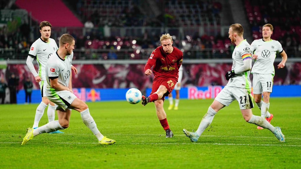 Xaver Schlager (2.v.r.) im Bundesliga-Spiel von RB Leipzig gegen den VfL Wolfsburg.