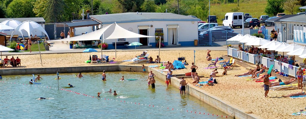 Das Strandbadgebäude, in dem sich Imbiss und die Räumlichkeiten der Rettungsschwimmer befinden (Mitte), soll laut Konzept abgerissen werden. Akut einsturzgefährdet sei es aber nicht, so Fachdienstleiter Christian Schüler.