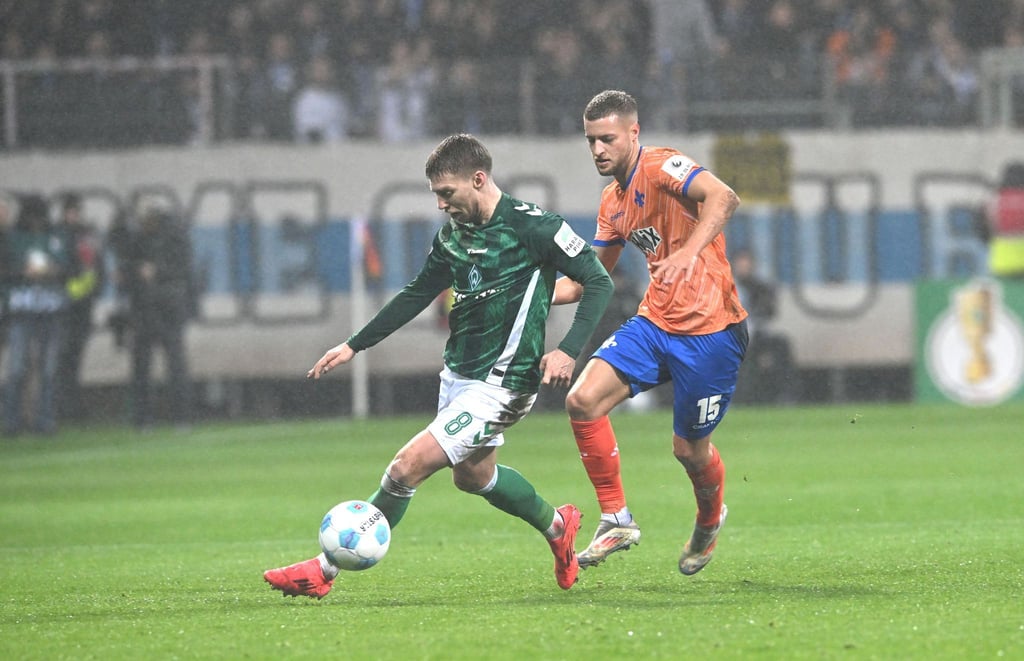 Werder und Mitchell Weiser (l) taten sich schwer gegen die Hessen.