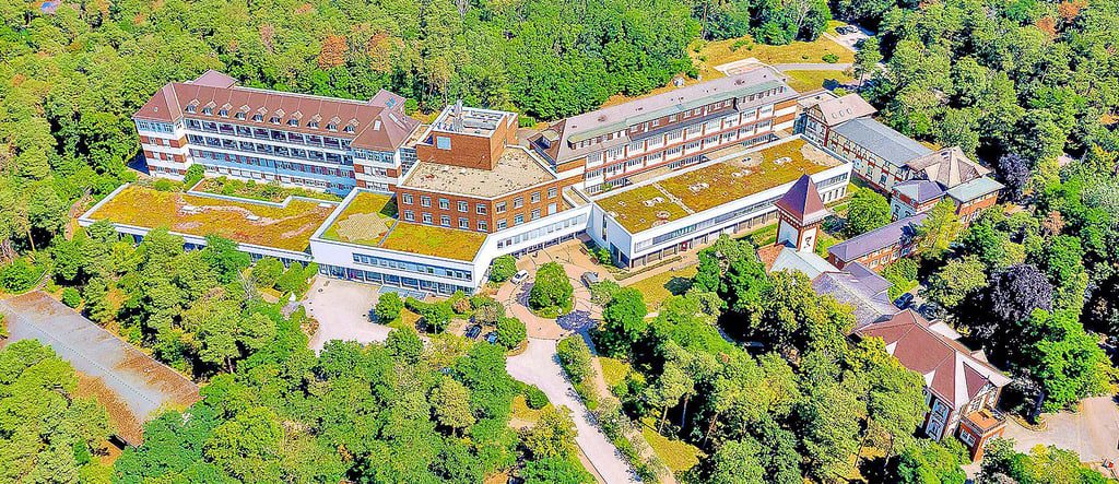 Blick aus der Luft auf die Lage der Lungenklinik Lostau am Ortsrand.