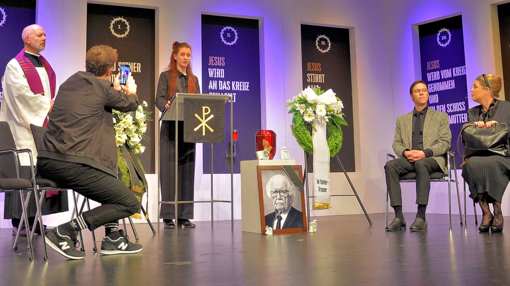 In der Komödie „Kalter, weißer Mann“ am Theater Eisleben wird auf der Bühne eine Trauerfeier inszeniert.
