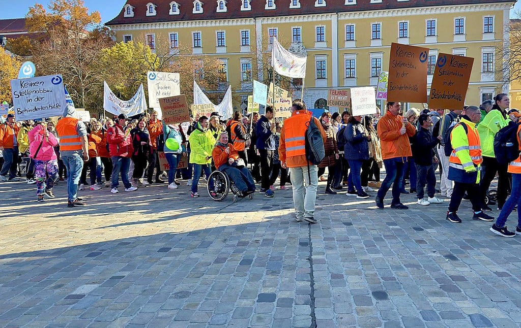 Mitarbeiter und Beschäftigte der Lebenshilfe Bernburg waren beim Protest im Oktober in Magdeburg dabei.