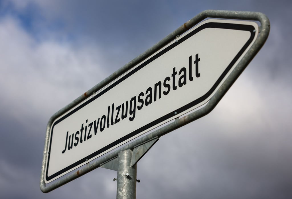 Der 42-Jährige soll einen Bekannten fast tödlich verletzt haben. (Archivbild)