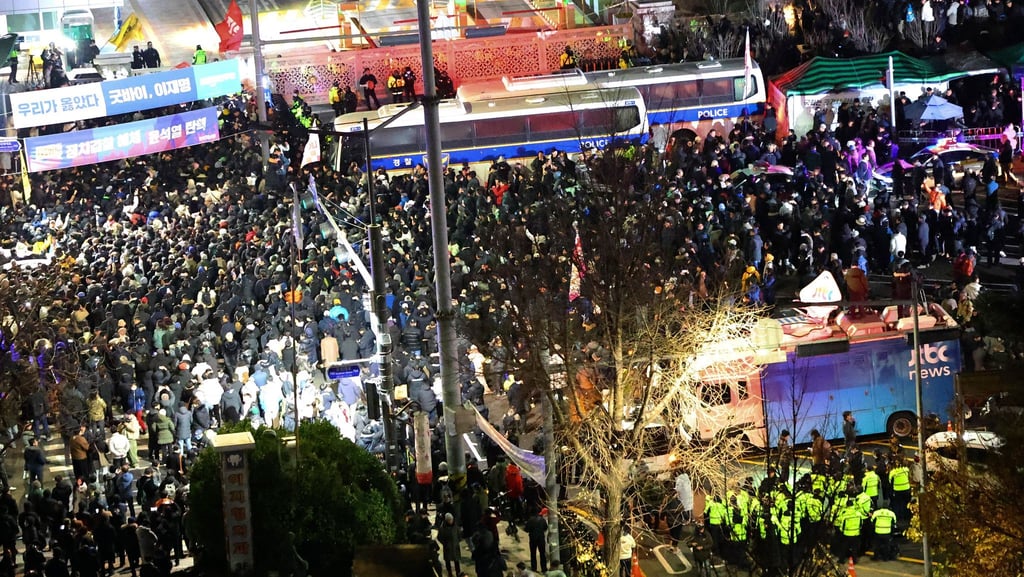 Demonstranten vor dem Parlamentsgebäude in Seoul.