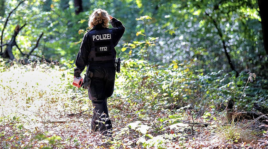 Die Polizei hatte im Oktober ein Waldstück in der Nähe des Ameos-Klinikums in Haldensleben durchsucht und dabei menschliche Knochen gefunden. Nun wurde der Tote identifiziert. .