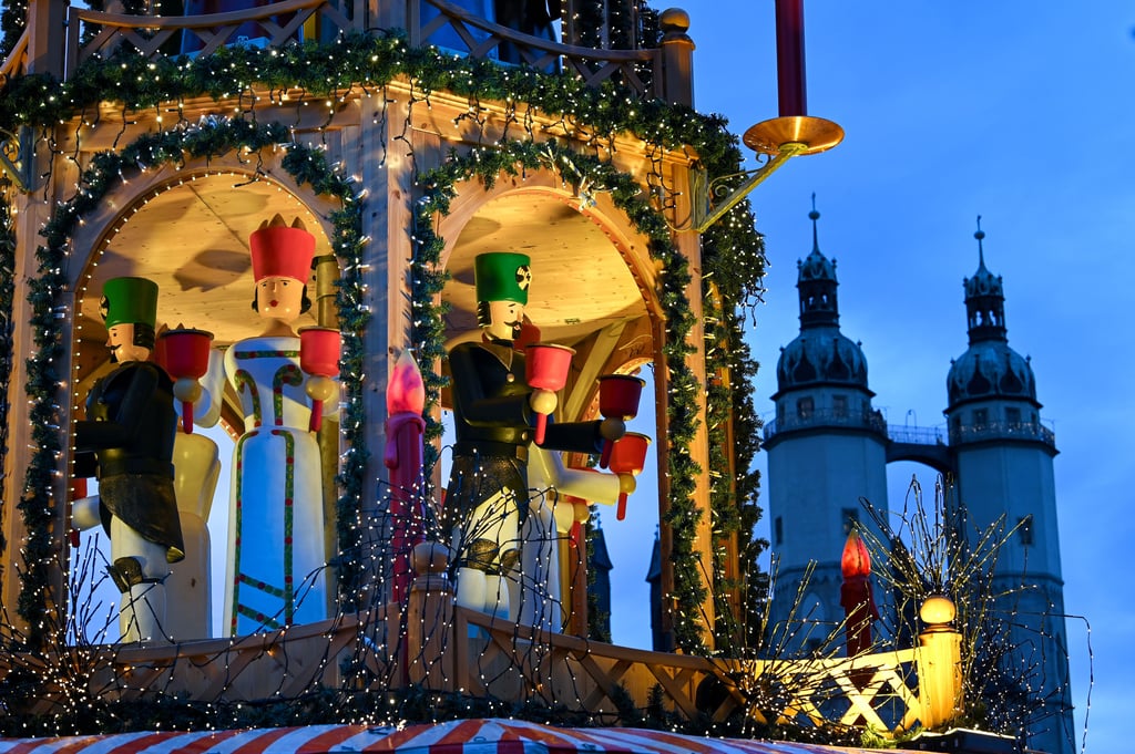 Der Weihnachtsmarkt in Halle ist seit einer Woche geöffnet - eine Fraktion im Stadtrat übt jetzt Kritik an der auswahl der Stände.