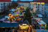 Der Weihnachtsbaum ist am Abend eher dunkel. 