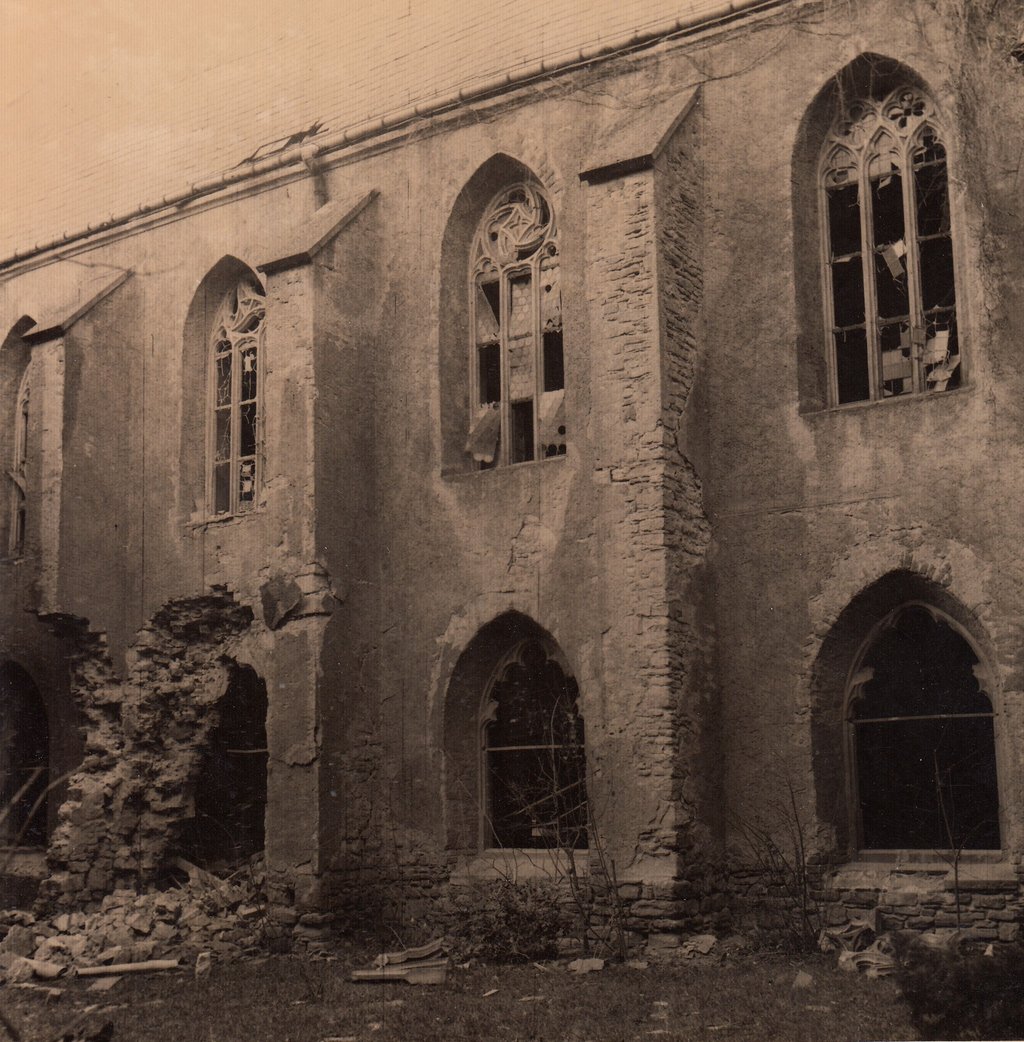 1945 wurden die Bombenschäden an der Franziskanerklosterkirche, die beim schweren Luftangriff auf Zeitz vom 30. November 1944 entstanden waren, im Bild festgehalten. Fotografin war mit hoher Wahrscheinlichkeit Martha Stempel.