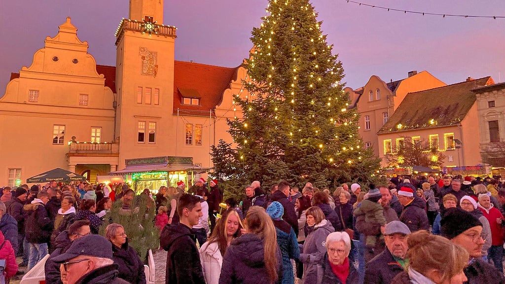 Die jüngste Auflage des Coswiger Adventsmarkts zeichnet sich als Treffpunkt aller Generationen aus. Dieses Jahr findet er auf dem Klosterhof statt.