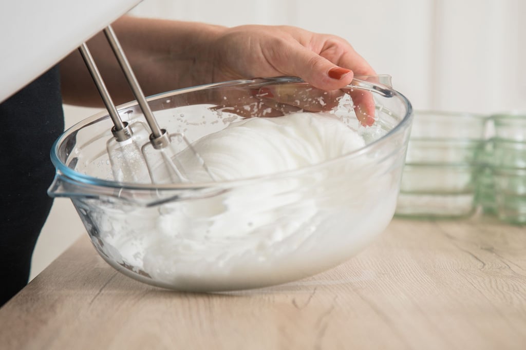 Als Alternative zu rohen Eiern: Die Abtropfflüssigkeit von Kichererbsen eignet sich genauso gut für einen schneeweißen Zuckerguss.