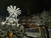 Der romantisch gelegene Sternthaler Weihnachtsmarkt im historischen Ensemble des Blankenburger Marktplatzes mit dem Rathaus.