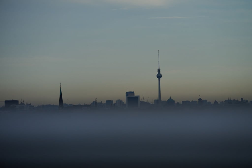Die Temperaturen in Berlin und Brandenburg liegen bei maximal fünf Grad, wie der Deutsche Wetterdienst mitteilt. (Symbolbild)