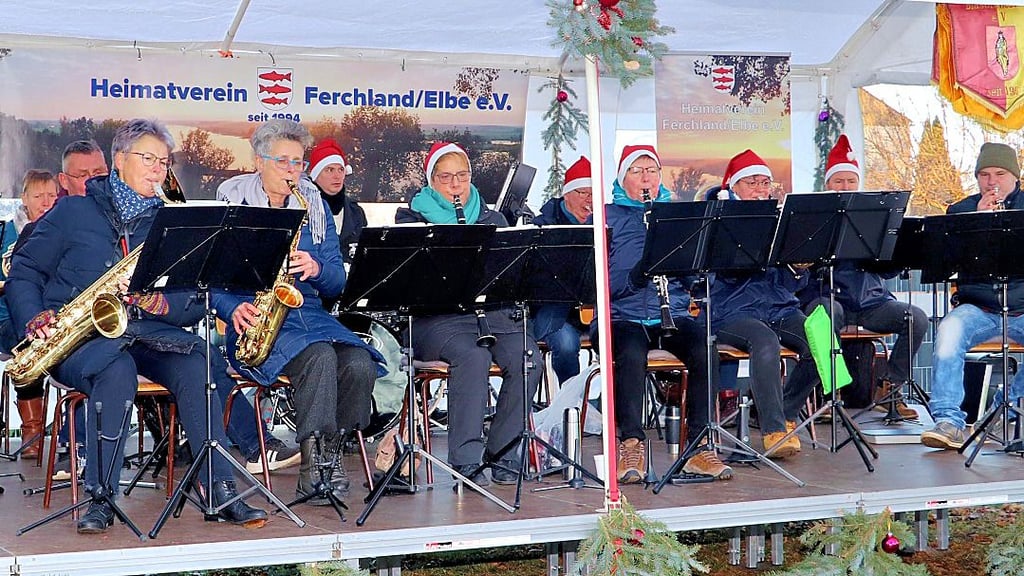 Das Genthiner Blasorchester sorgte auf der Bühne mit seinem Programm für gute Stimmung.