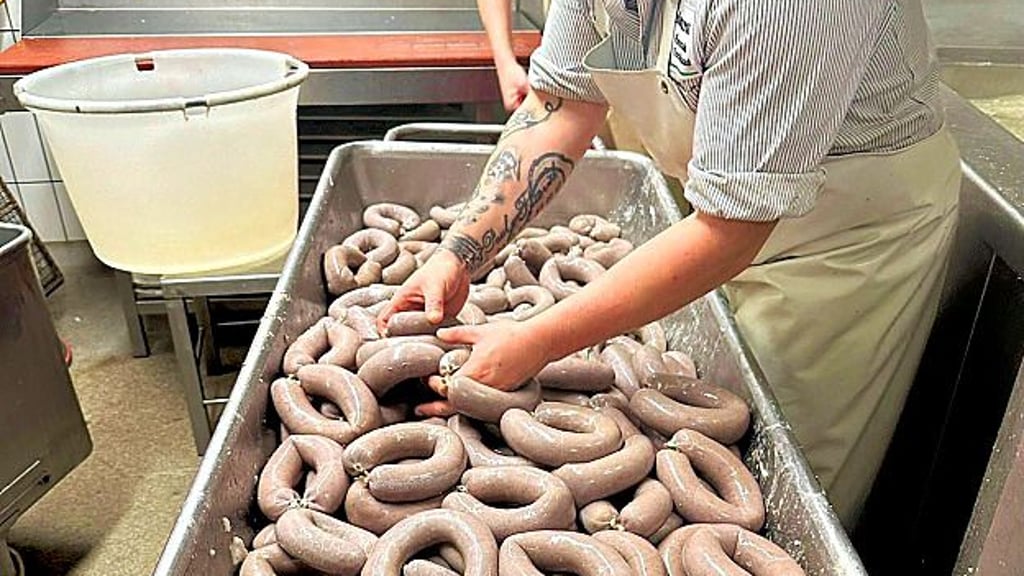Alle Hände voll zu tun gibt es bei der Zubereitung der Wurstmolle.