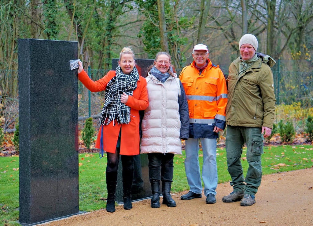 Bürgermeisterin Steffi Syska, Kathleen Deutschbein von der Bau- und Ordnungsverwaltung, Architekt Thomas Eisel und Lanschaftsbauer Thomas Tschitschmann (v.l.) präsentieren die neuen Stelen der Urnengemeinschaftsanlage.