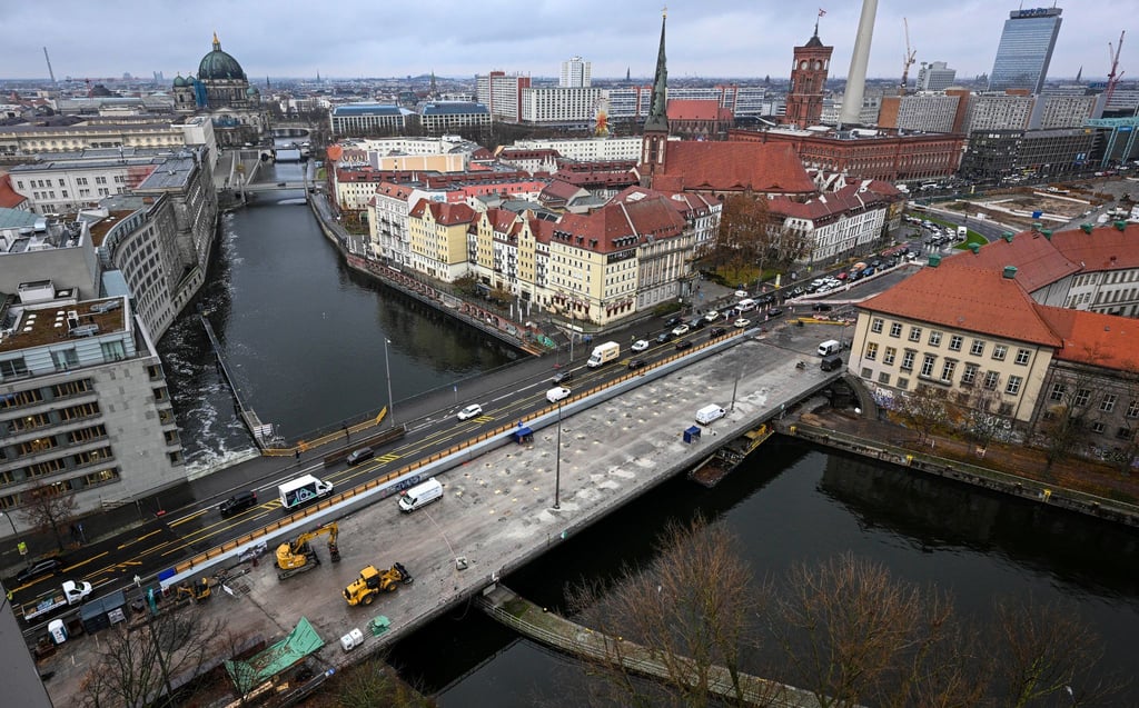 Die Mühlendammbrücke in Berlin verbindet den Molkenmarkt und die Fischerinsel.