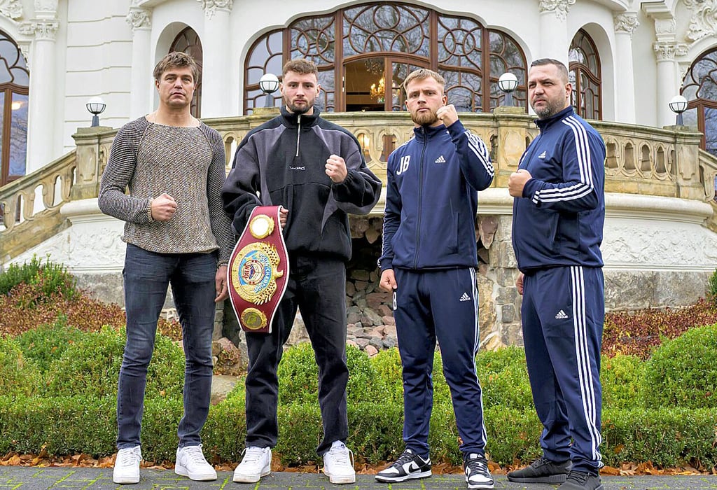 Julian Vogel und sein Coach Dirk Dzemski wollen gegen John Bielenberg und dessen Trainer Athar Ghazal den WM-Gürtel verteidigen.