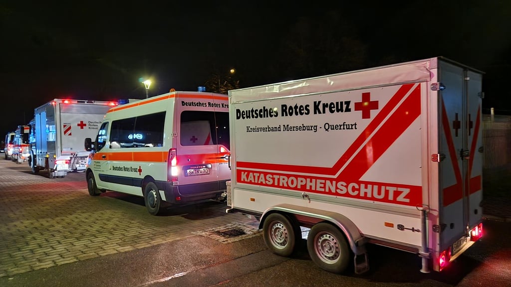 Der Facharztdienst II und der Facharztdienst II des DRK-Kreisverbandes Merseburg-Querfurt sind in Leuna eingetroffen. Für Bewohner, die ihre Häuser oder den Sperrbereich nicht betreten dürfen, wird eine Betreuungsstelle eingerichtet.