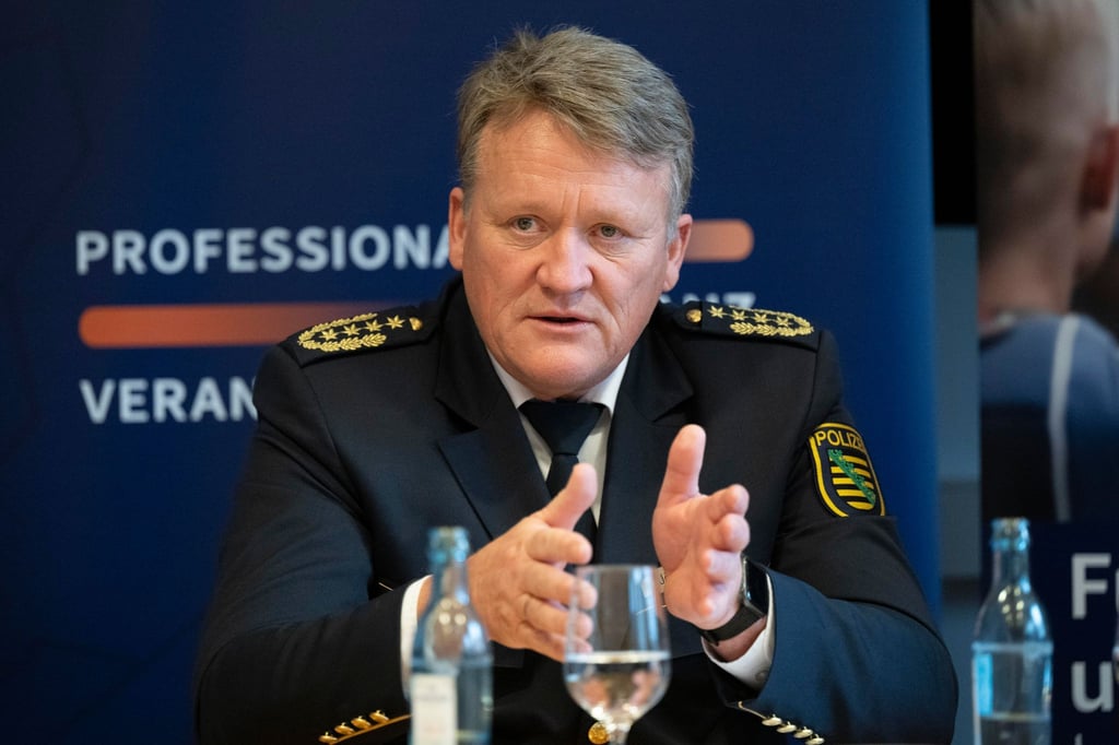 Die sächsische Polizei mit Landespolizeipräsident Kubiessa hat sich ein neues Leitbild gegeben.