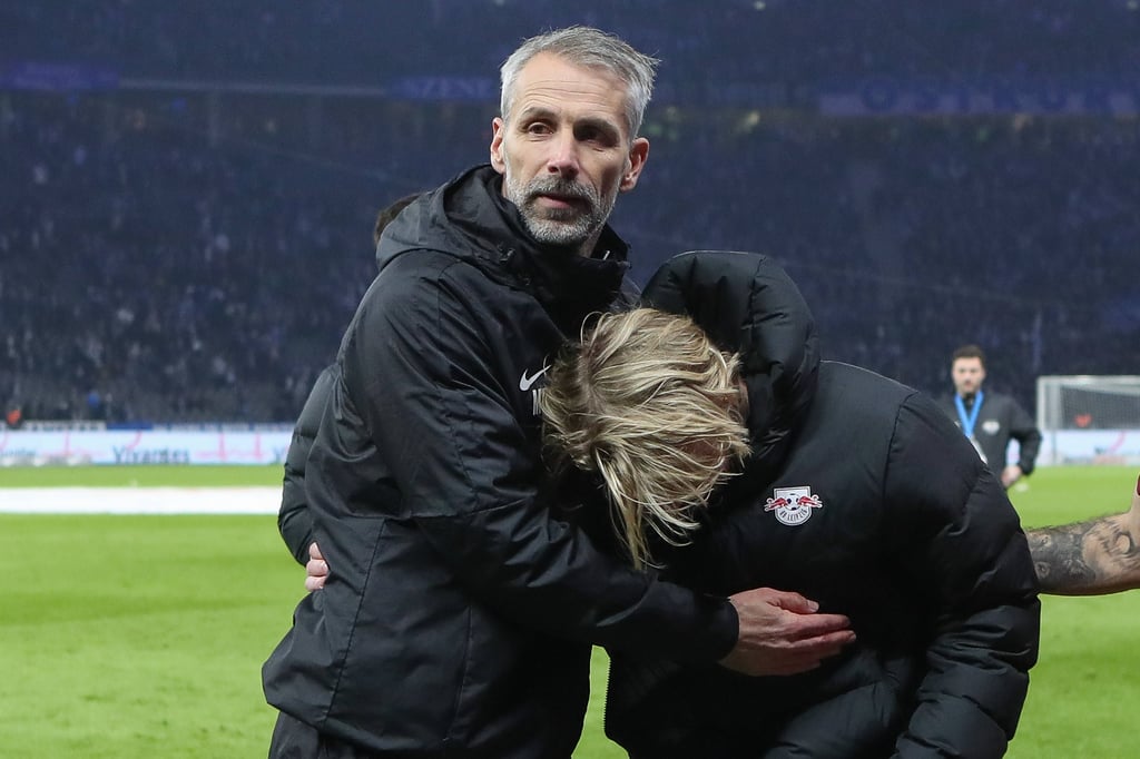 Emil Forsberg in den Armen von Marco Rose.