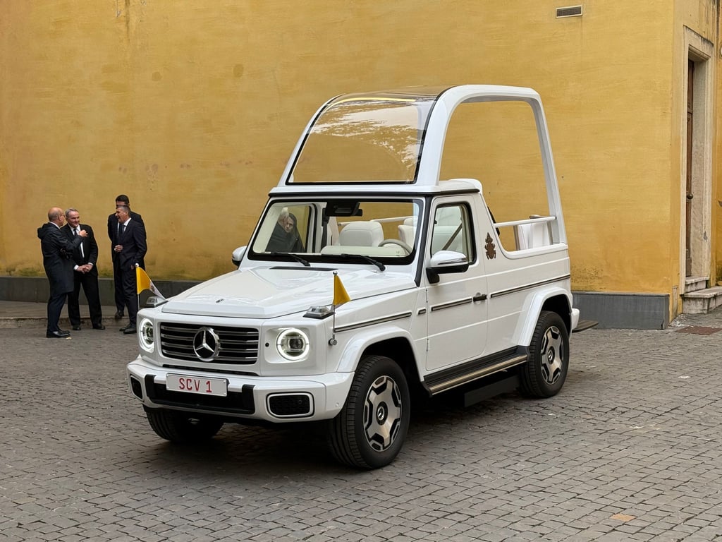Das erste vollelektrische Papamobil steht in einem Hof des Vatikans.