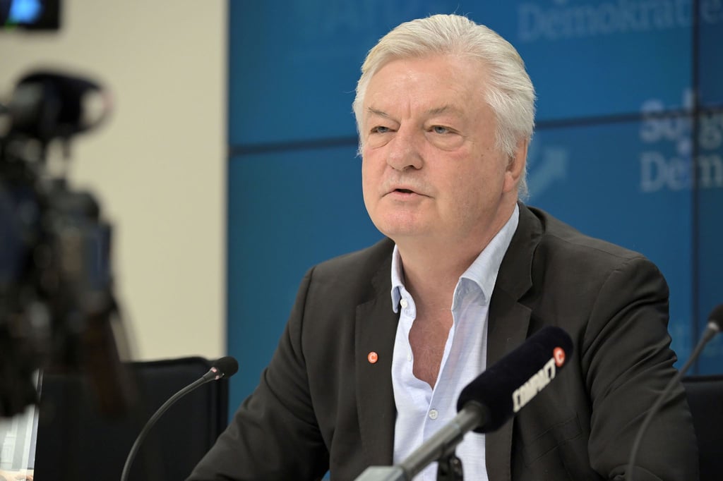 Der Herausgeber des rechtsextremen Magazins „Compact“, Jürgen Elsässer, wehrt sich dagegen, dass Geldinstitute dem Medienunternehmen ein Konto verweigern wollten.