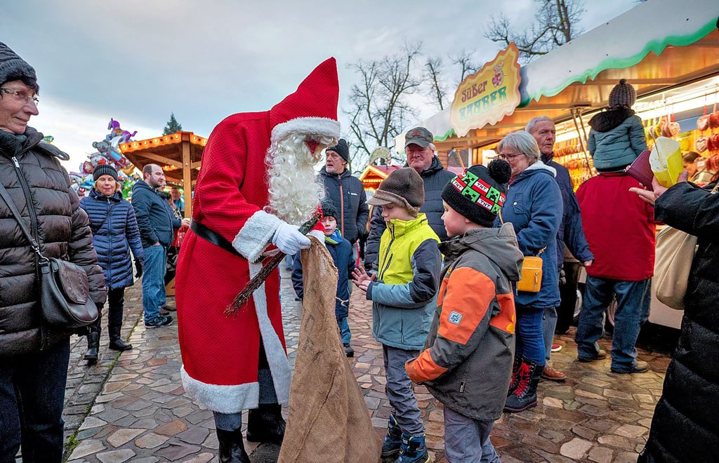 Der Weihnachtsmann hat in Gommern für brave Kinder kleine Geschenke.