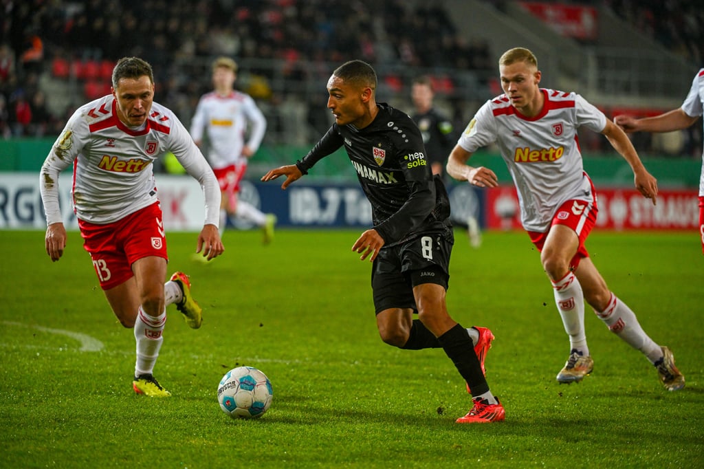 Seit Sommer 2023 spielt Ex-Magdeburger Alexander Bittroff (l.) für Jahn Regensburg. Am Dienstag schied er im DFB-Pokal gegen den VfB Stuttgart aus.
