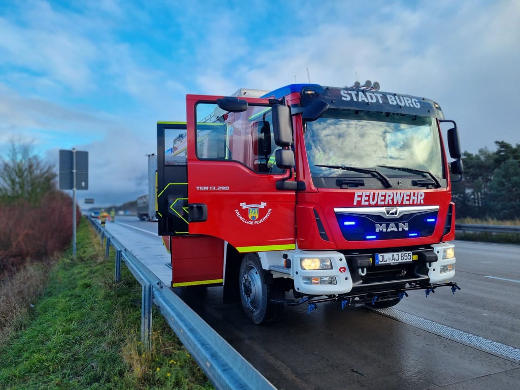 Auf der A2 bei Burg hat ein Auto aus dem Motorraum gequalmt.
