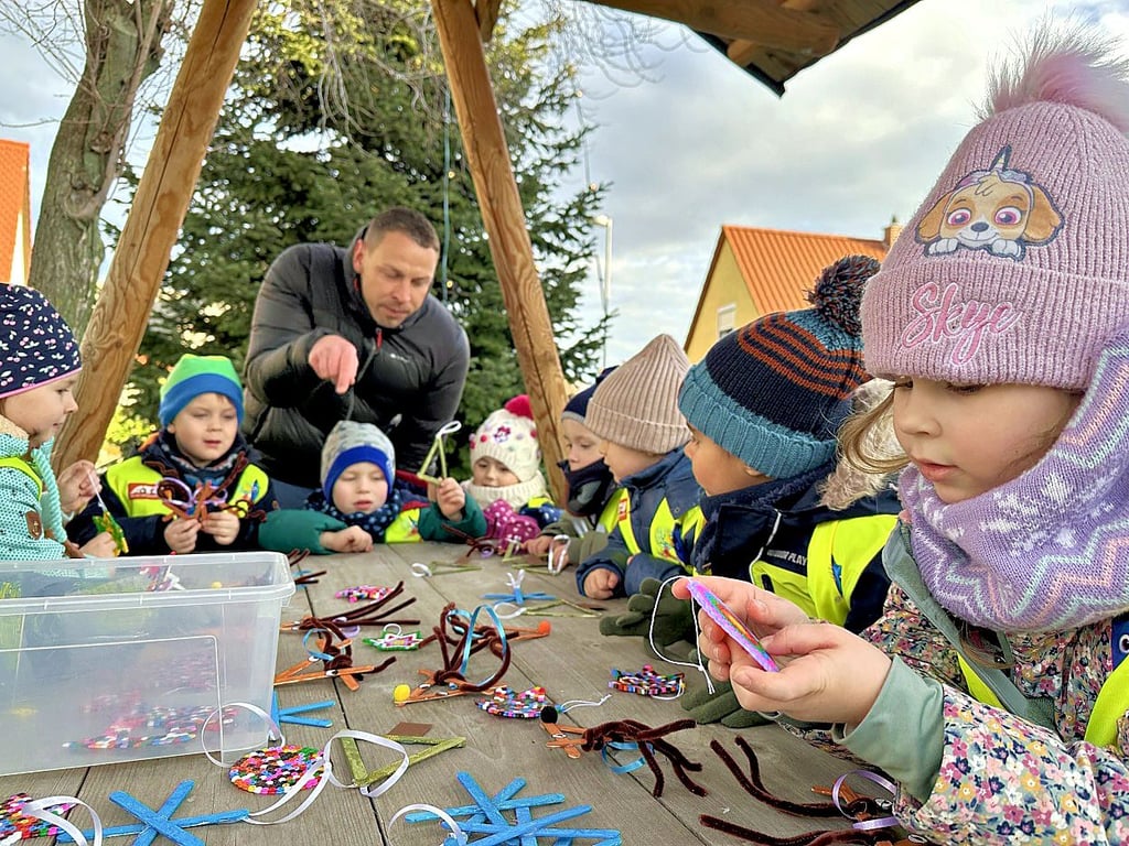 Bürgermeister Tim Hohlbein zeigt sich vom Baumschmuck begeistert, den die Kinder gebastelt haben.