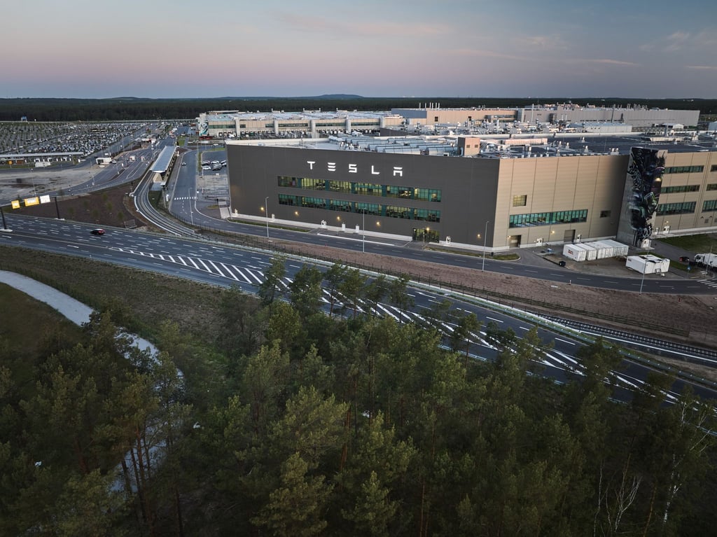 Ein neuer Wasservertrag für das Werk des US-Elektroautobauers Tesla in Grünheide sorgt trotz langer Verhandlungen für viel Ärger. (Archivbild).