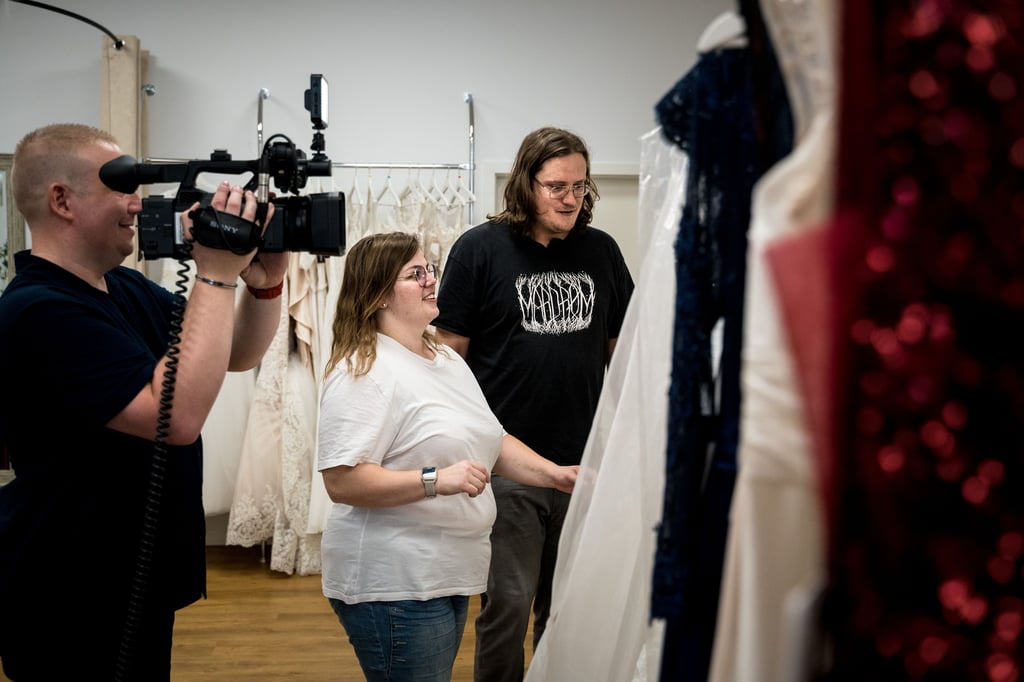 Sophie beim Brautkleid-Shopping mit HIYA!-Moderator Benjamin.