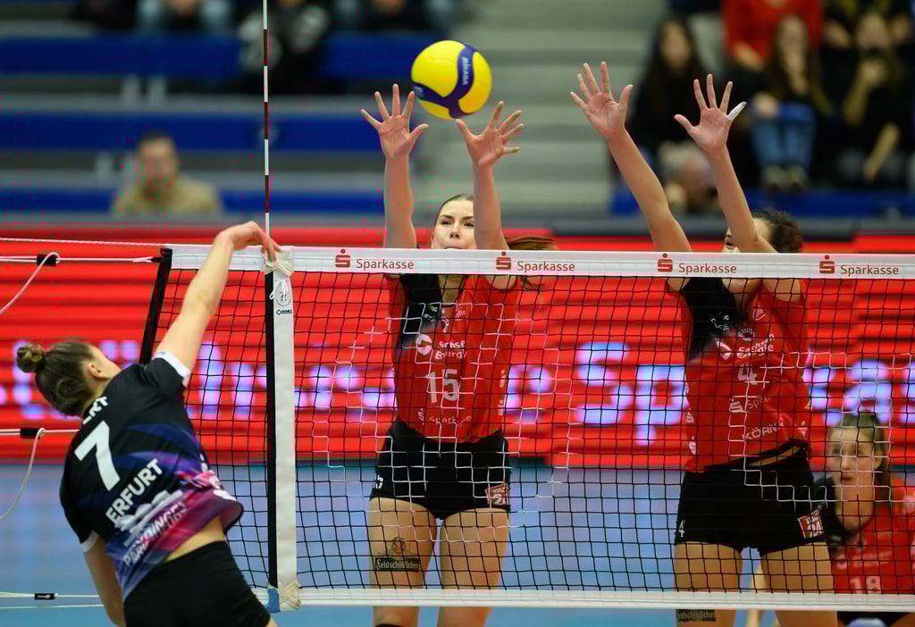 Dresdens Marta Levinska (M) und Nathalie Lemmens blocken den Angriff der Erfurterin Sina Siebert.