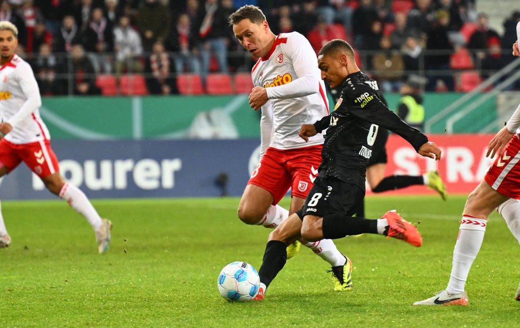 Alexander Bittroff im Duell mit VfB-Star Enzo Millot.