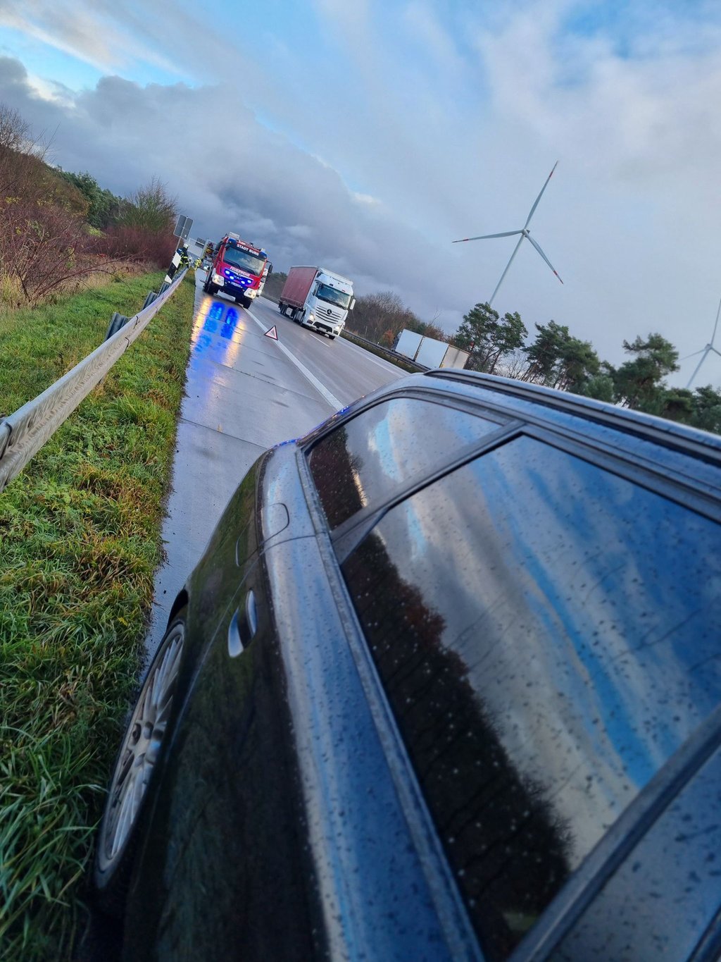 Auf der A2 kam Rauch aus dem Motorraum eines Autos.
