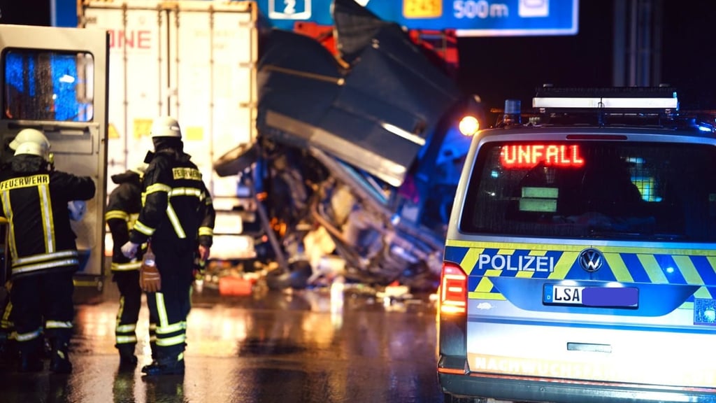 Zwischen Bornstedt und Eilsleben ist es auf der A2 zu einem tödlichen Unfall gekommen.