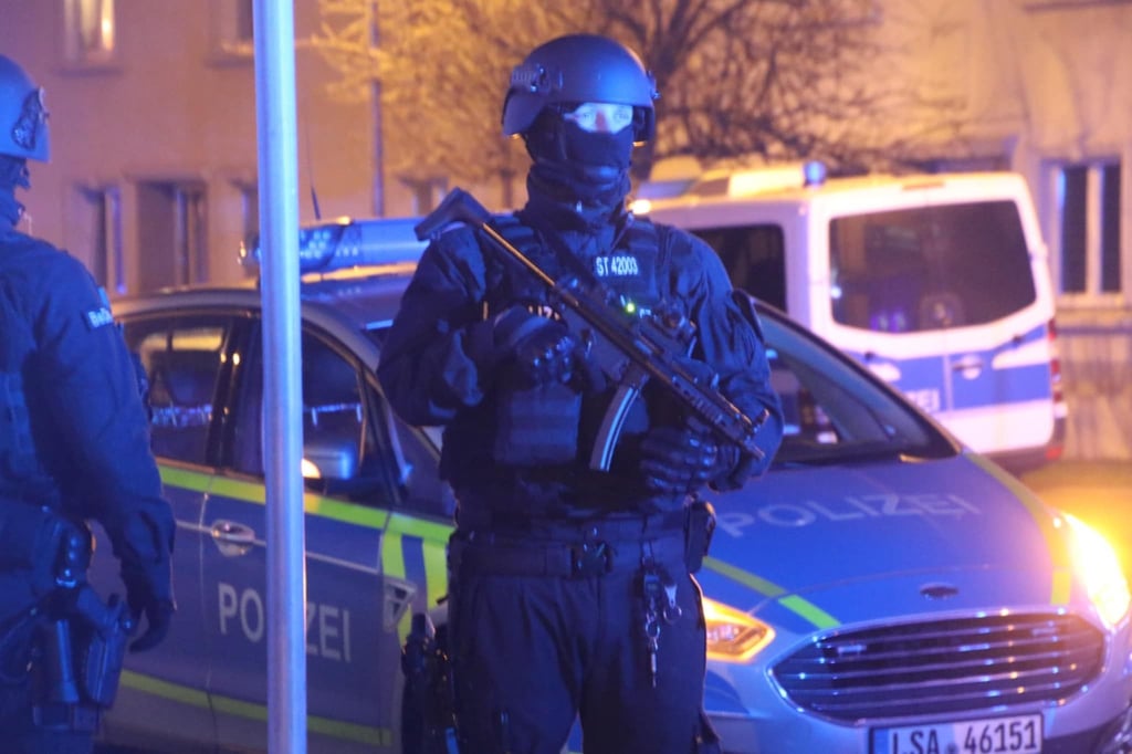 Nachdem in Leuna schussartige Geräusche gemeldet wurden, rückten zahlreiche Einsatzkräfte der Polizei an.