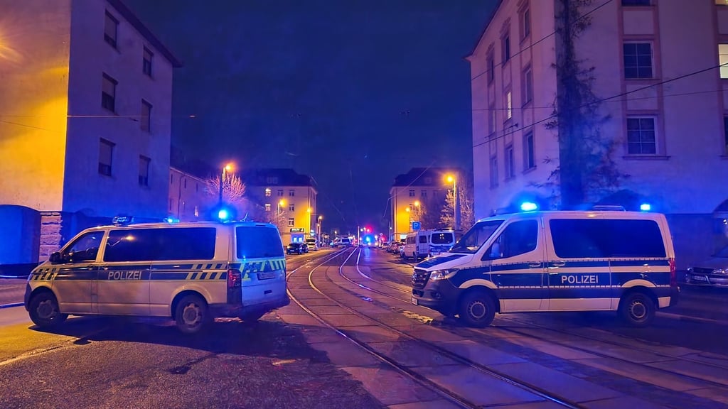 Die Situation vor Ort ist derzeit noch unklar. Die Polizei hat die Straße gesperrt.