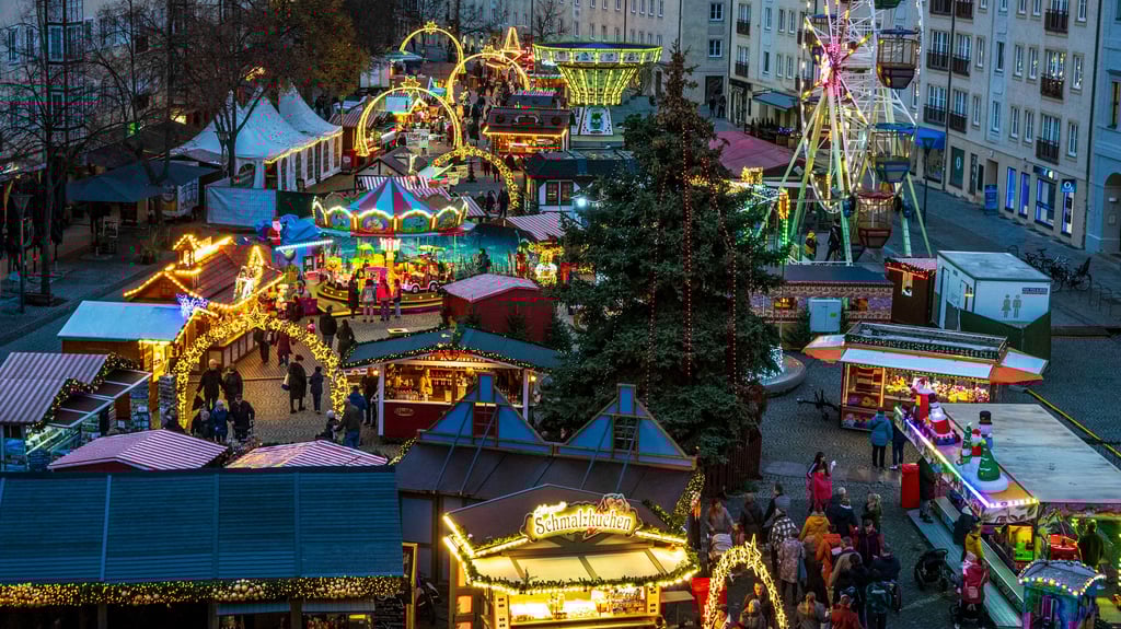 Der Adventsmarkt in Dessau findet vor dem Rathaus statt. Bunte Lichter und Buden zieren den Marktplatz.
