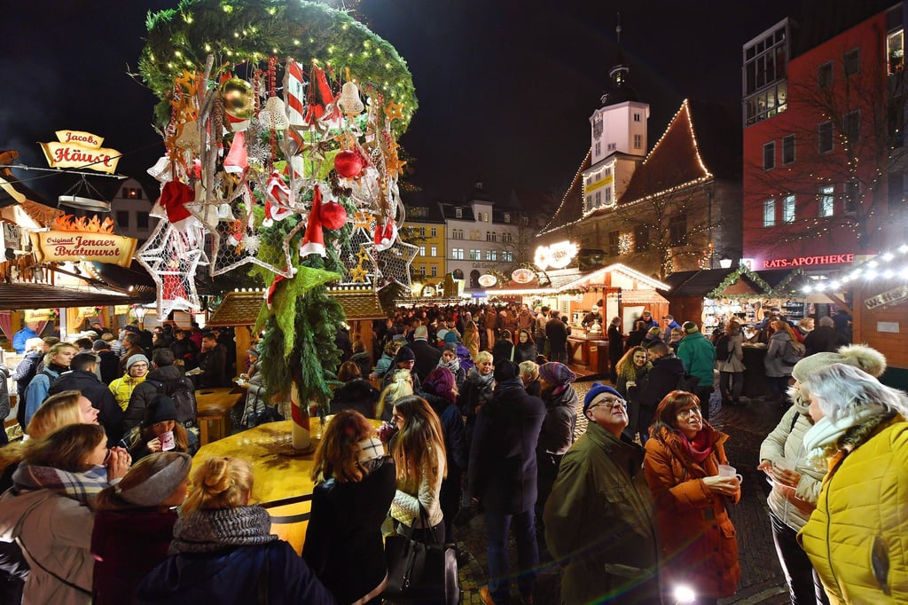 Musikbeschallung und Geräusche von Rummel-Fahrgeschäften gehören zu Weihnachtsmärkten.