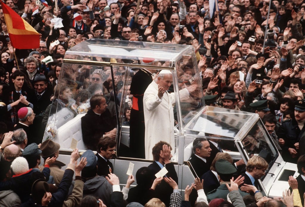 Bei einem Deutschland-Besuch 1980 fährt der damalige Papst Johannes Paul II. in seinem gläsernen Papamobil durch Mainz. (Archivbild)