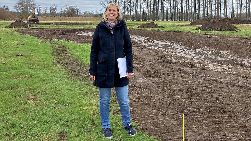 Annett Kußmann leitet das Naturschutzprojekt für den Kiebitz in Kollenbey.