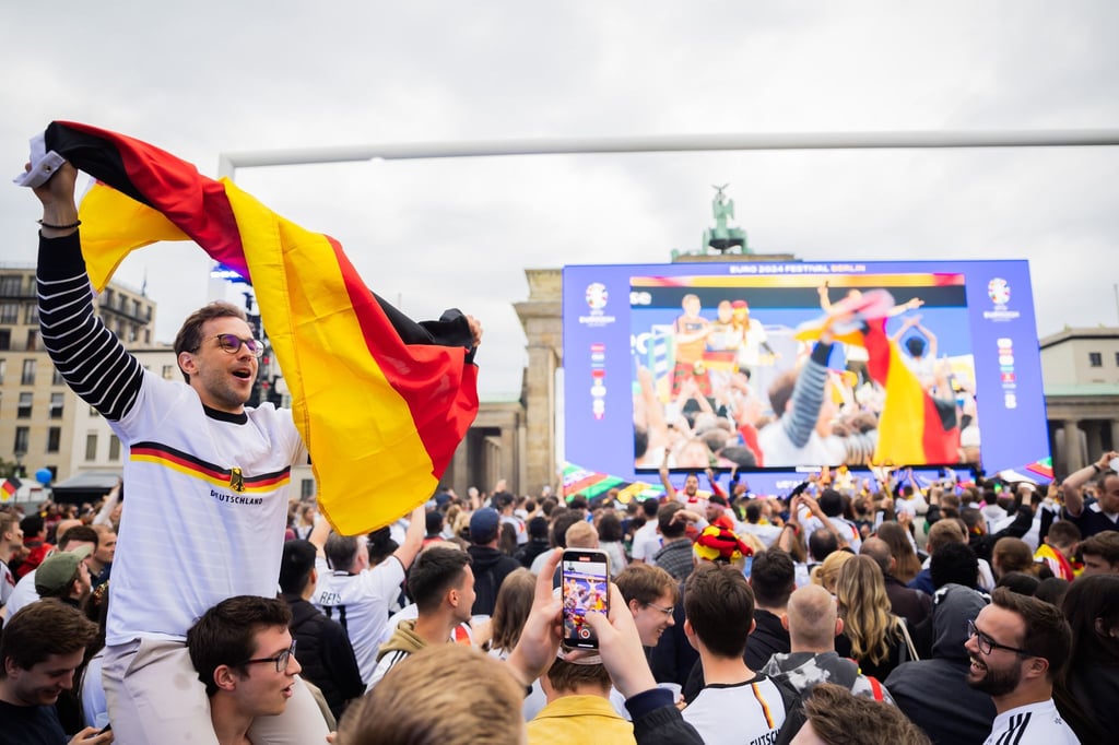 Auf der Fanmeile in Berlin feierten viele Menschen ihre Mannschaften.