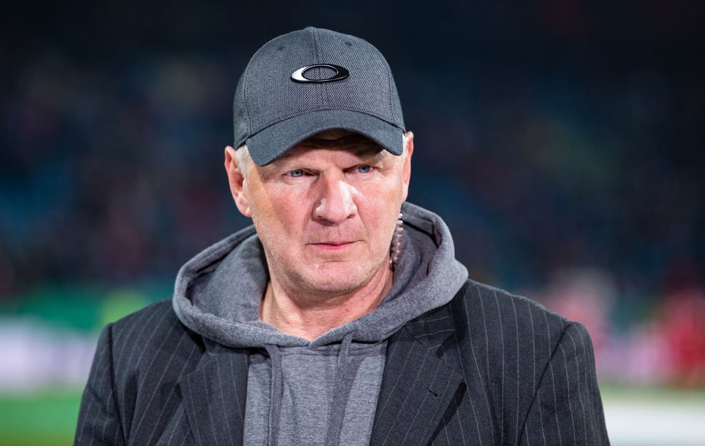 Stefan Effenberg legt Manuel Neuer eine baldige Entscheidung über dessen Zukunft nahe.