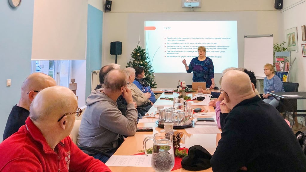 Regina Brendgen informiert im Nachbarschaftstreff Wittenberg-West über die elektronische Patientenakte.